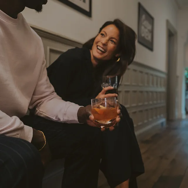 Twee vrienden genieten van whiskycocktails
