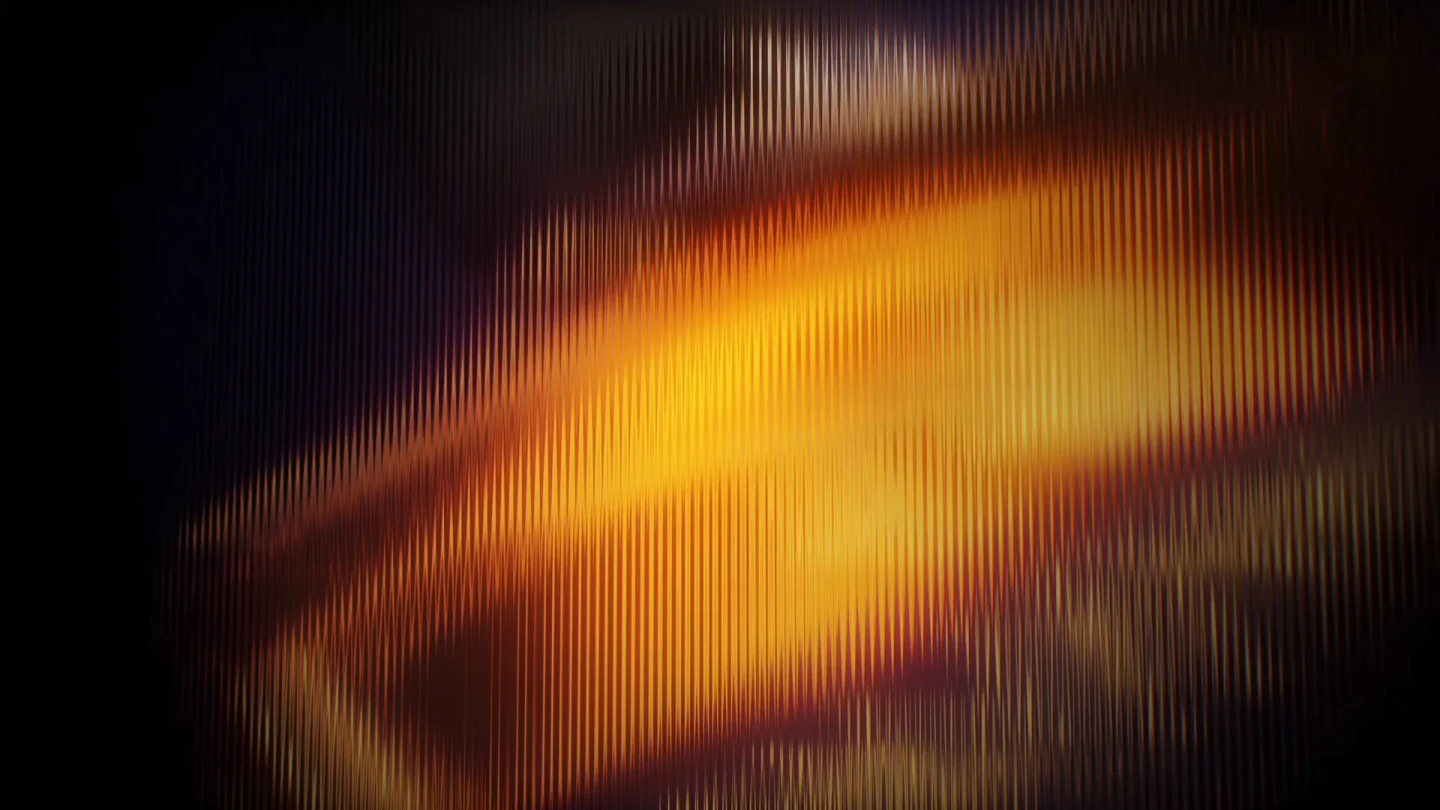 Close-up beelden van een Mortlach whiskyfles en de whisky die erin zit. De vloeistof beweegt in golven en bubbels.