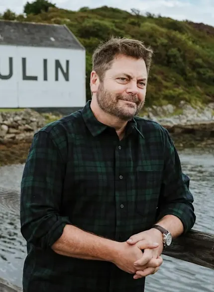 Nick Offerman bij Lagavulin distilleerderij voor zijn Tales of Whisky samenwerking