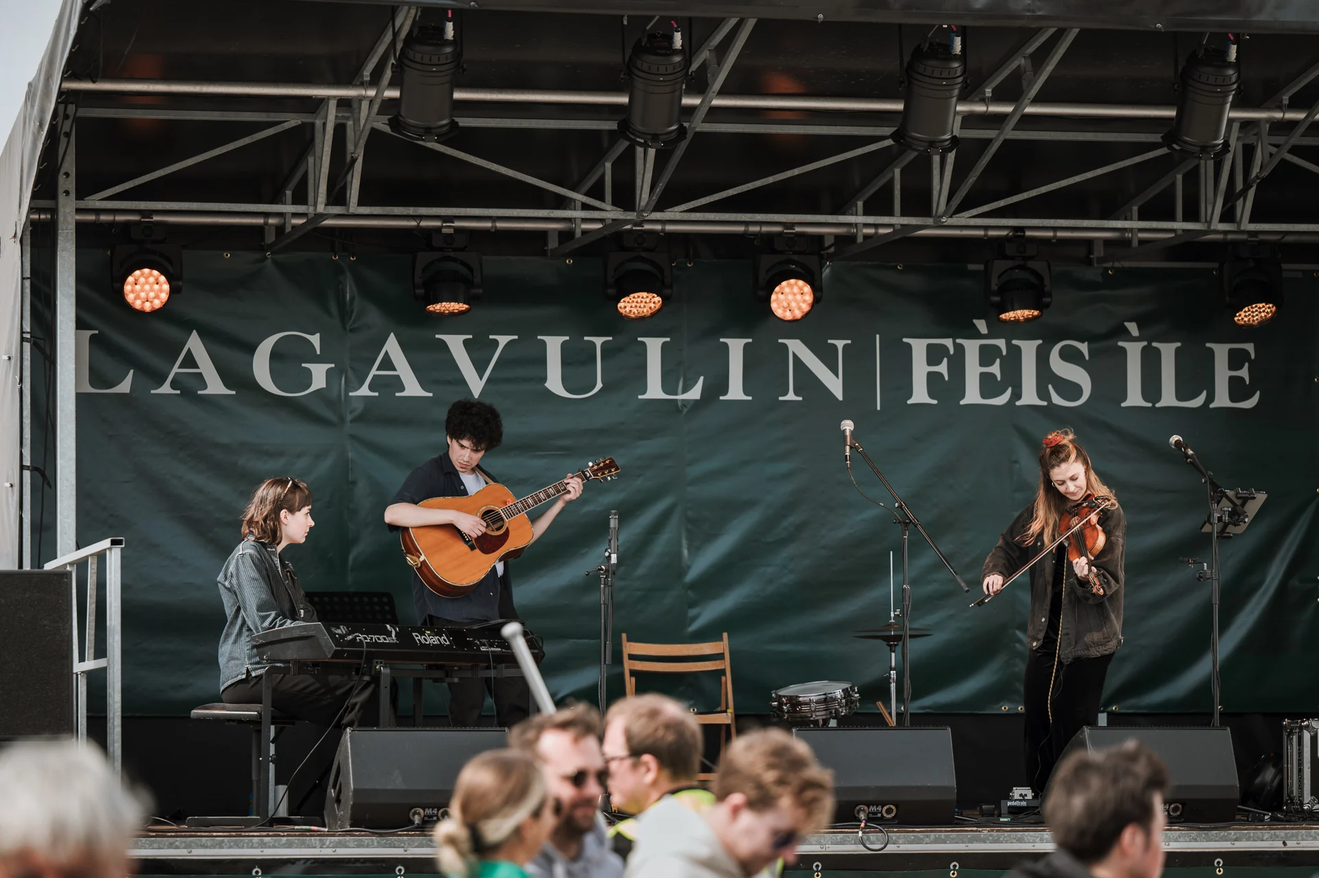 Eine Band spielt auf der Bühne des Lagavulin Fèis ìle.