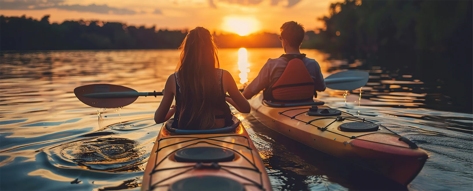 Zwei Menschen, die auf einem See Kajak fahren