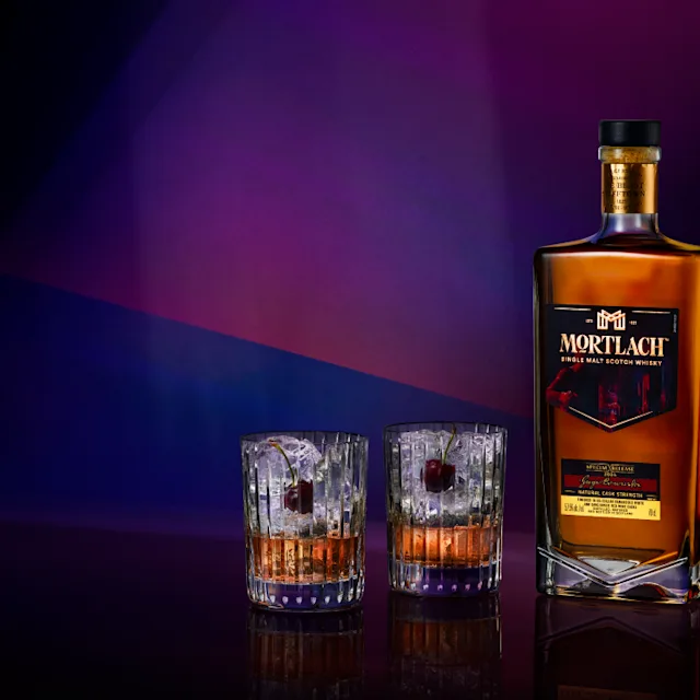 Mortlach Midnight Dusk fles naast twee tumblers geserveerd op ijs