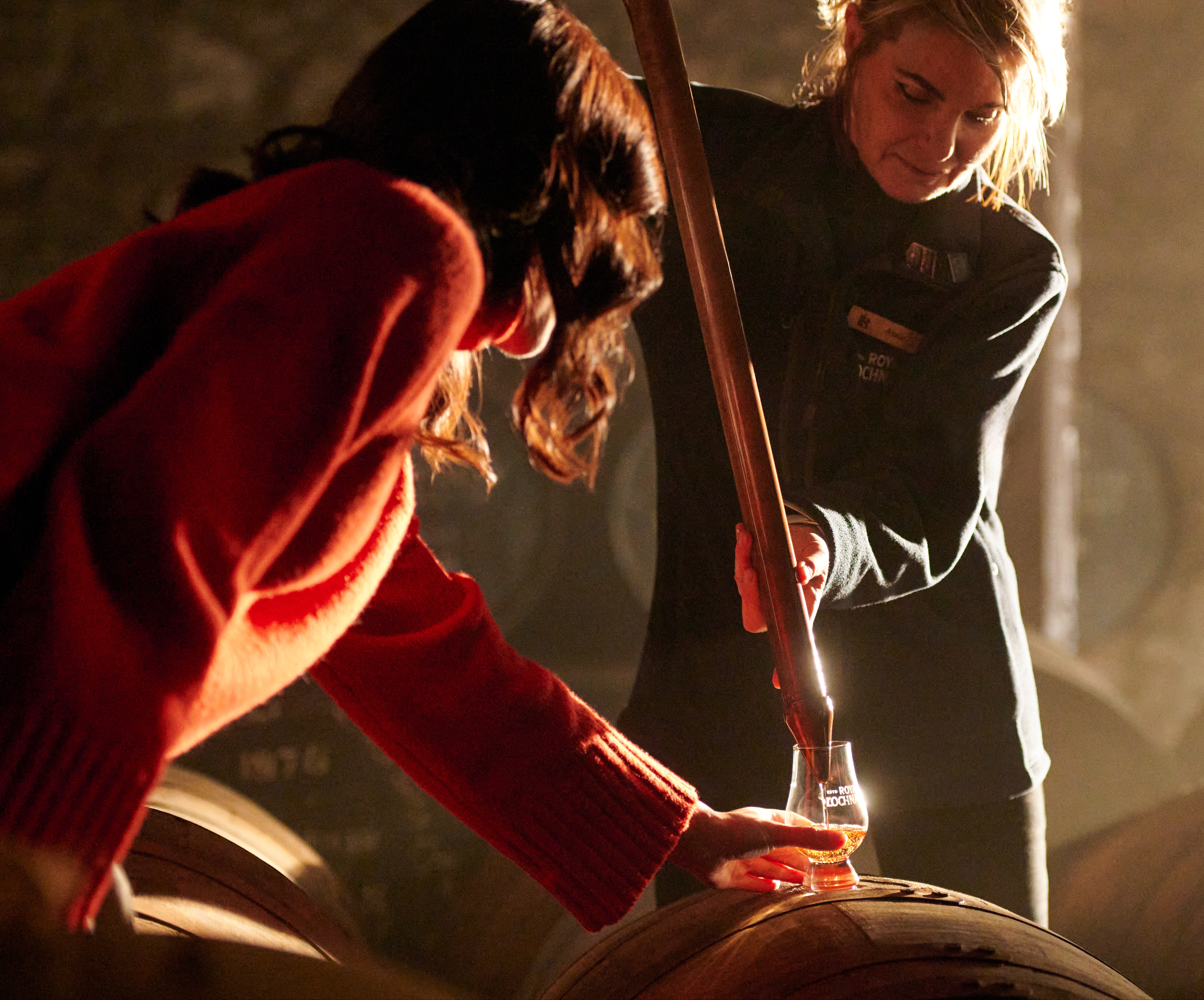 Twee vrouwen in een whiskystokerij