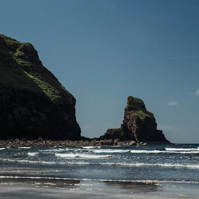 Kustrotsen aan de kust van Isle of Skye