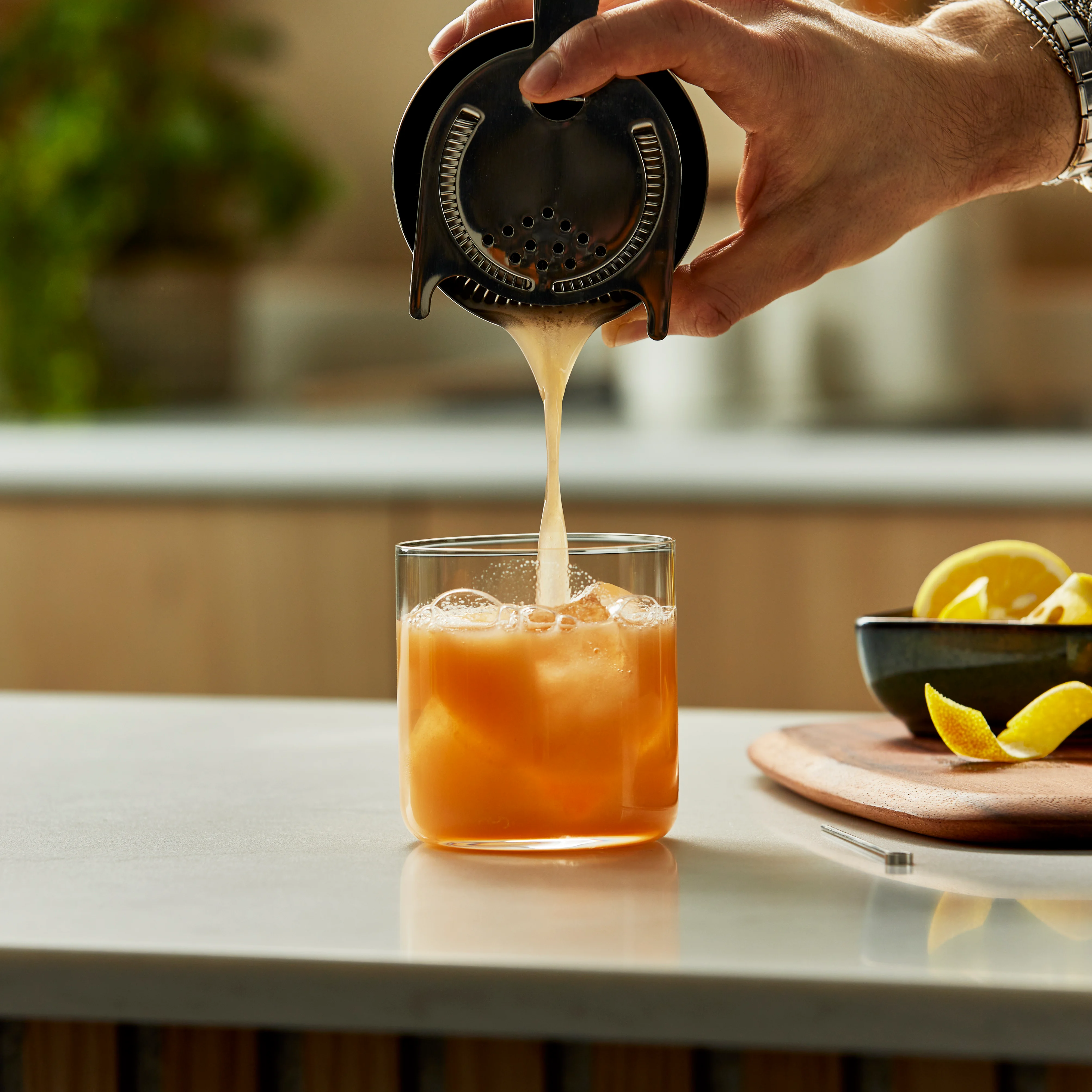 Zwei saure Cocktails in Steingläsern mit aufgespießten Maraschino-Kirschen als Garnitur