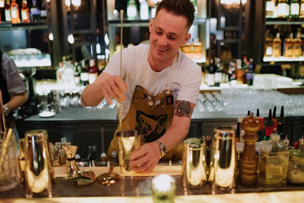 Der Whisky-Experte Ervin Trykowski steht an der Bar und mixt Cocktails