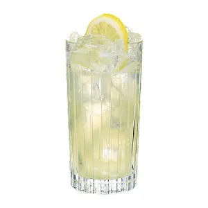 Ein Whisky-Highball-Cocktail mit einer Zitronenscheibe als Garnitur