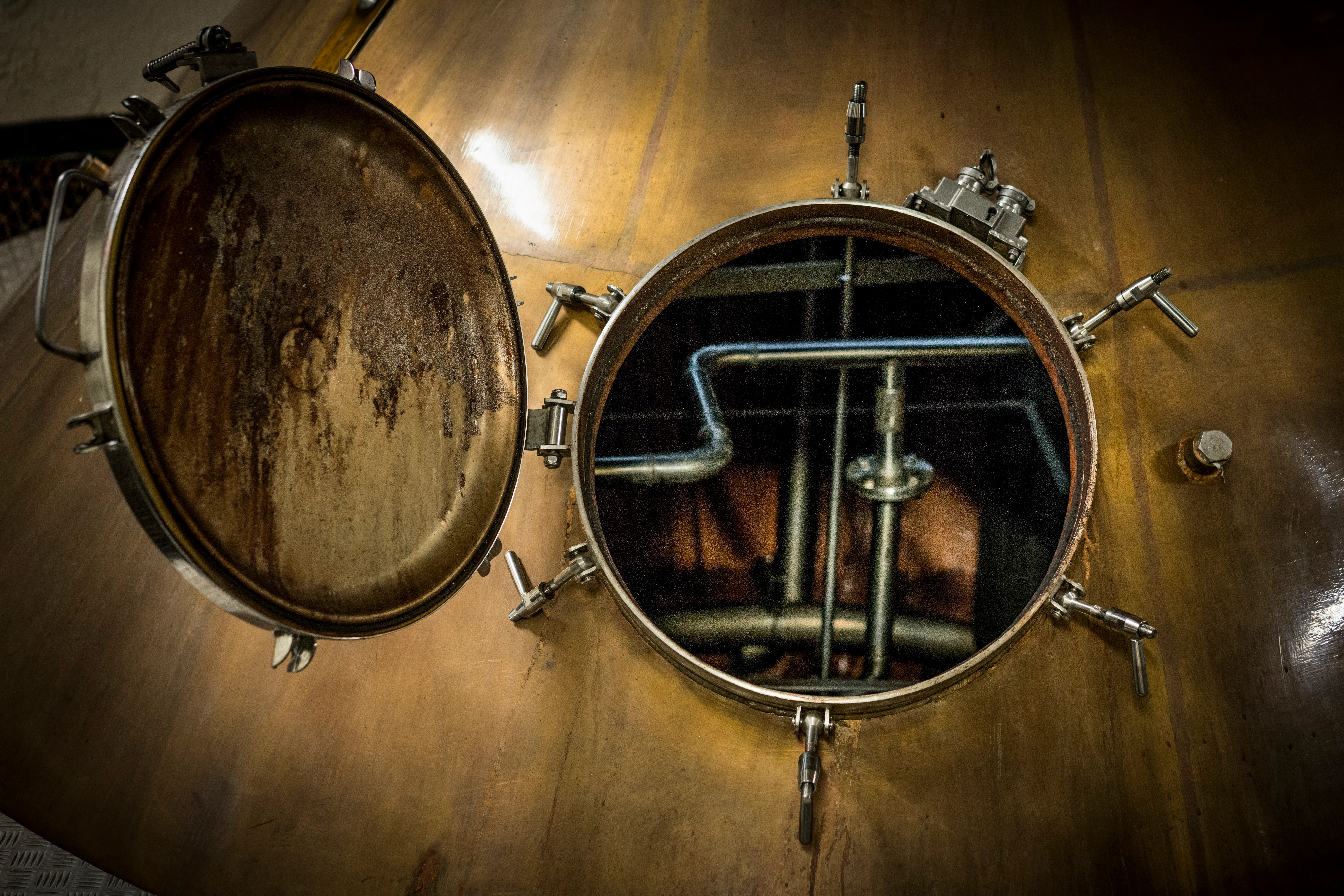 Das Innere einer Whisky-Destillerie wird durch die offene Luke gezeigt