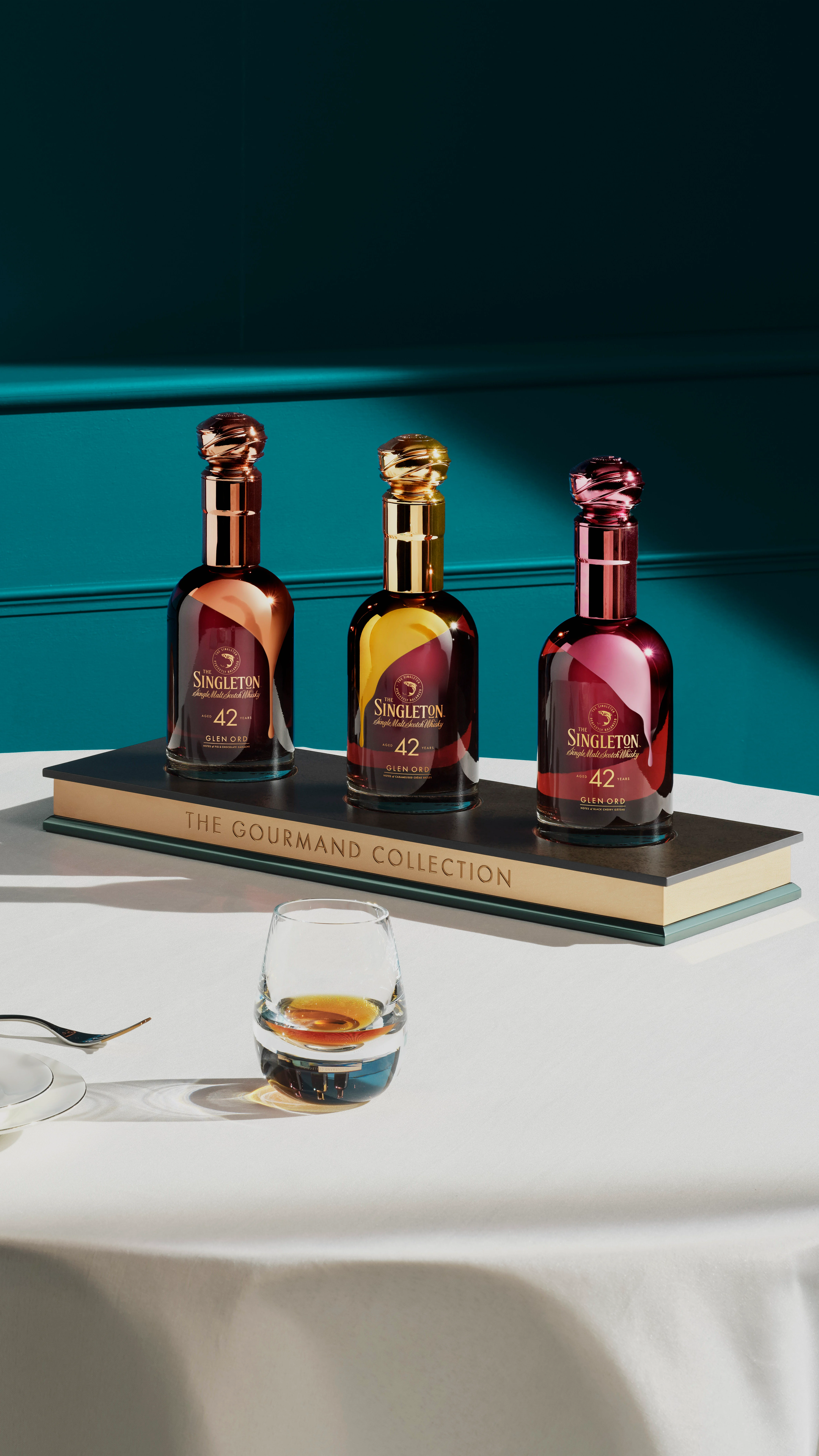 Video met een close-up van een whiskyglas, waarin de rijke tinten en het vakmanschap van The Singleton Gourmand Collection worden benadrukt.