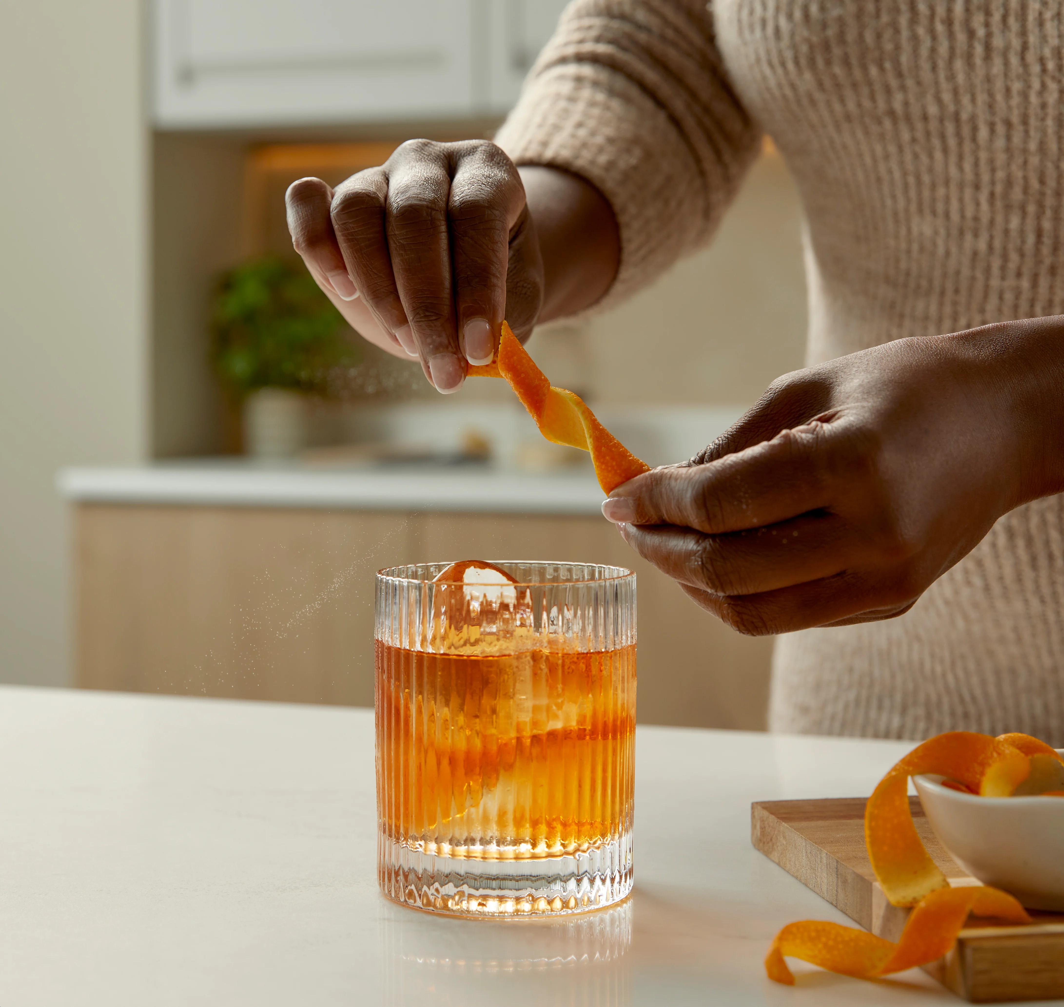 Old Fashioned Cocktail wird in ein Glas gegossen