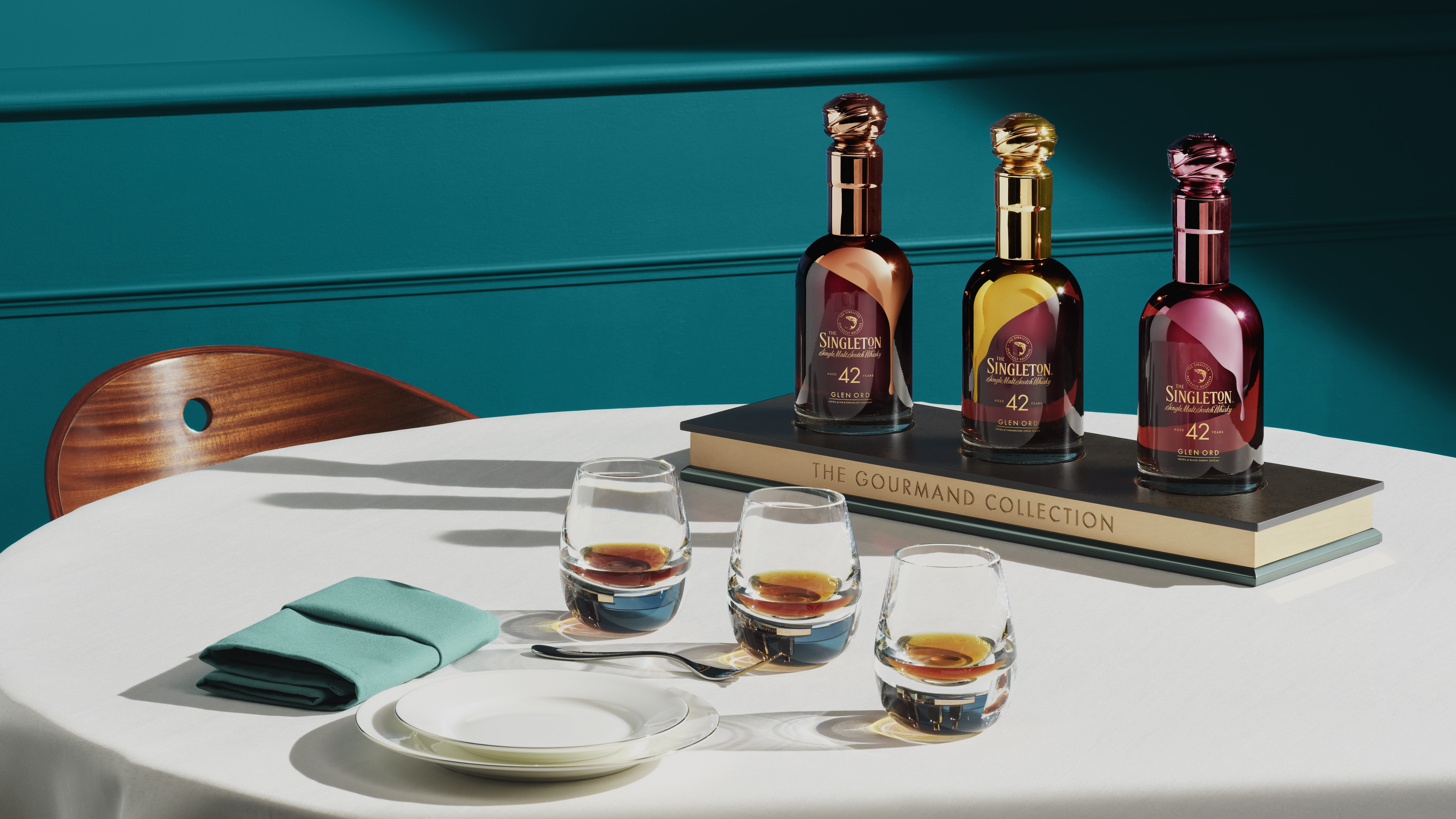  Video met een close-up van een whiskyglas, waarin de rijke tinten en het vakmanschap van The Singleton Gourmand Collection worden benadrukt.