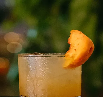 带桃片装饰的 Shishito Peach Margarita 形象。