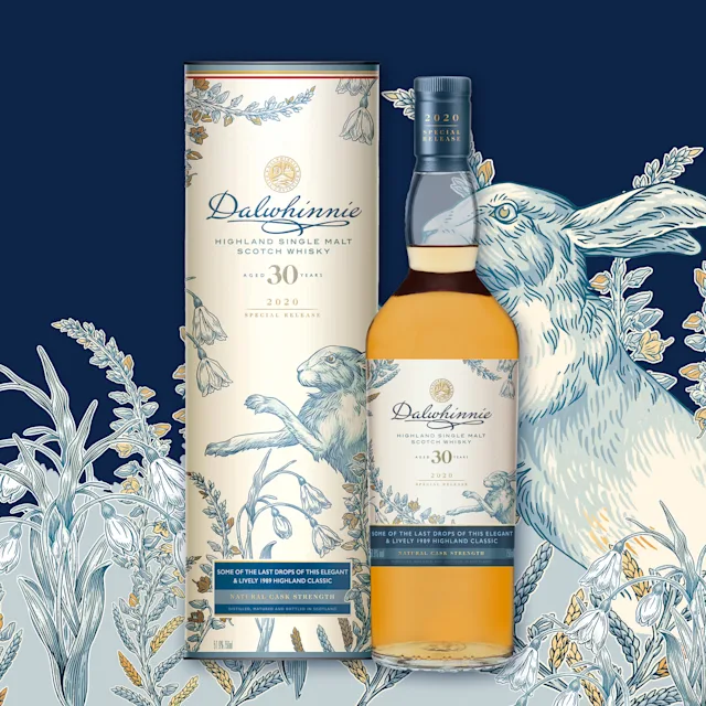 Jetzt anmelden Eine Flasche Dalwhinnie 30 Jahre und ihre Verpackung vor einem dunkelblauen Hintergrund.