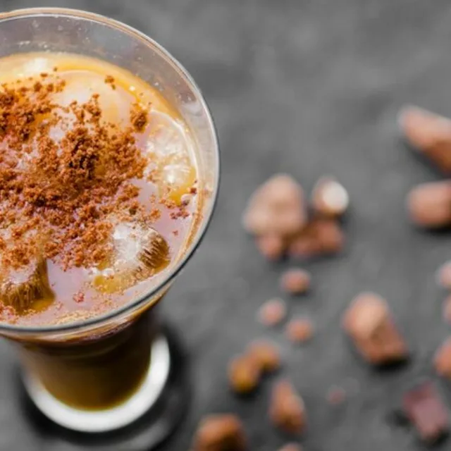 Twee cocktailglazen op een houten plank
