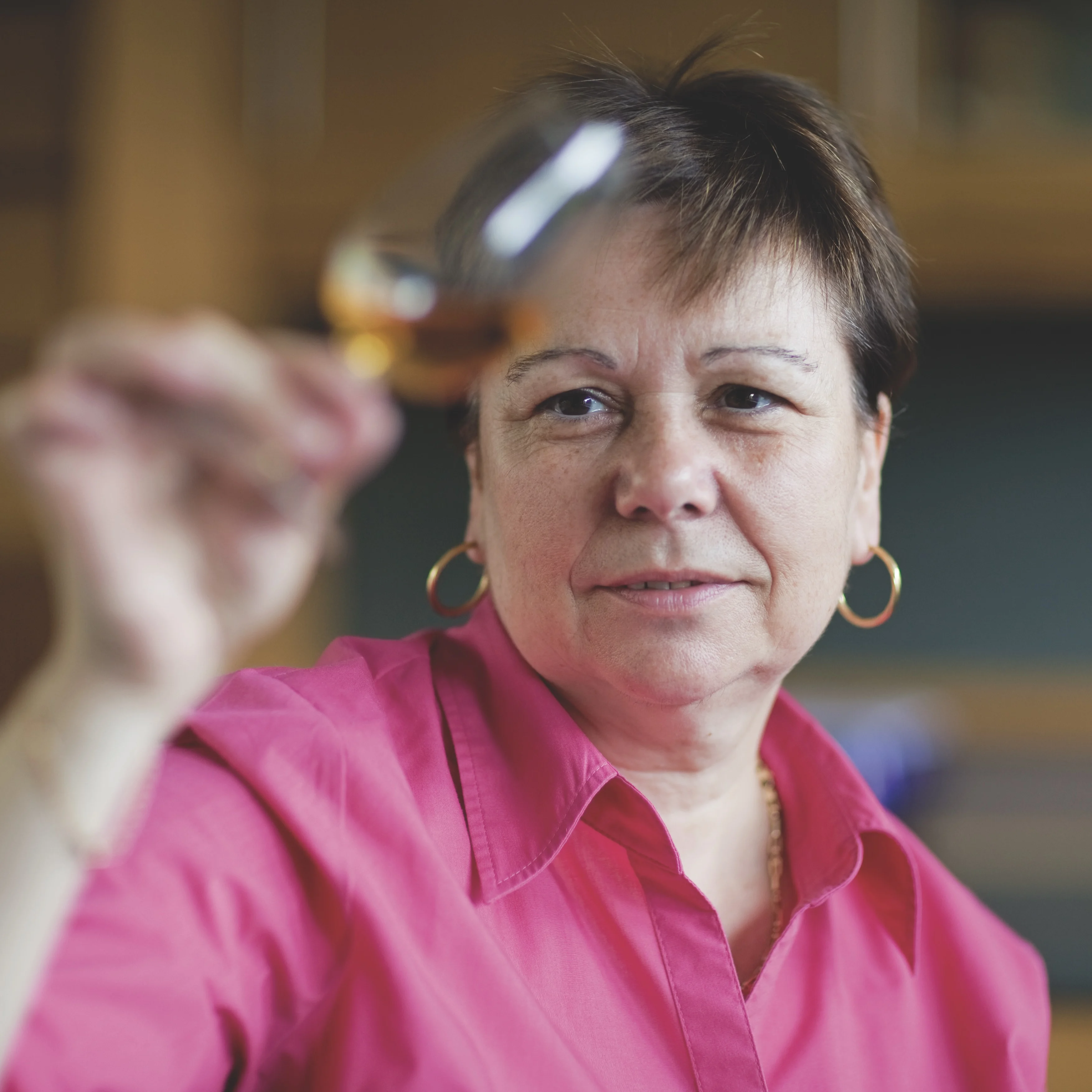 莫琳-罗宾逊手持酒杯