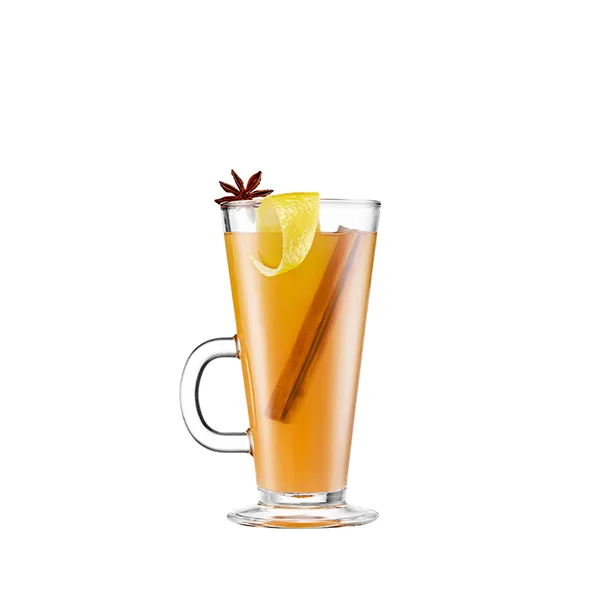 Ein Hot Toddy mit Zimtstange, Sternanis und Zitronenschalen als Garnitur