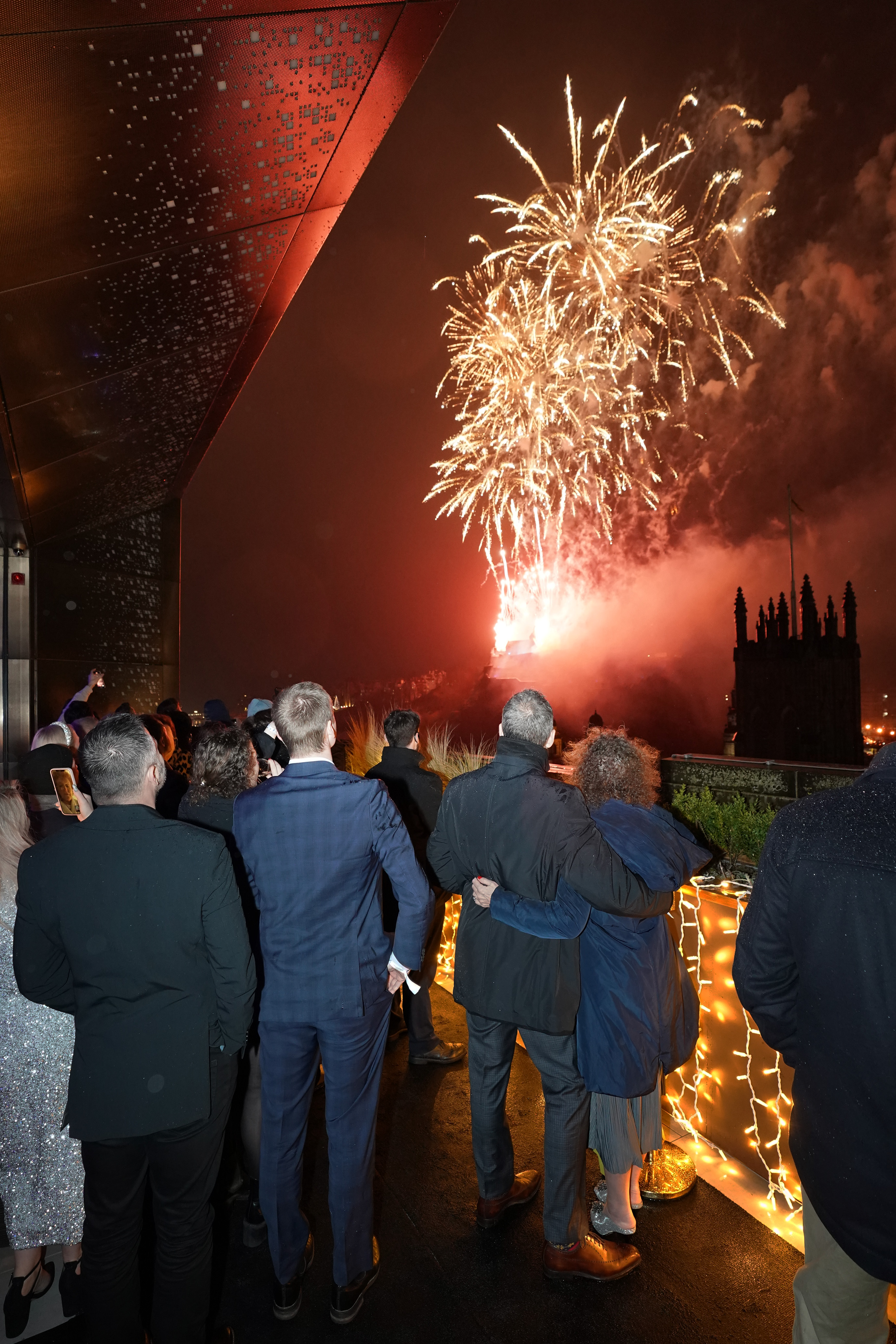 Menigte kijkt naar vuurwerk op het Highland Whiskyfestival