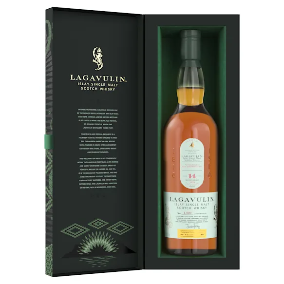 Eine Flasche Lagavulin 14 Jahre Islay Single Malt Scotch Whisky in ihrer Verpackung.