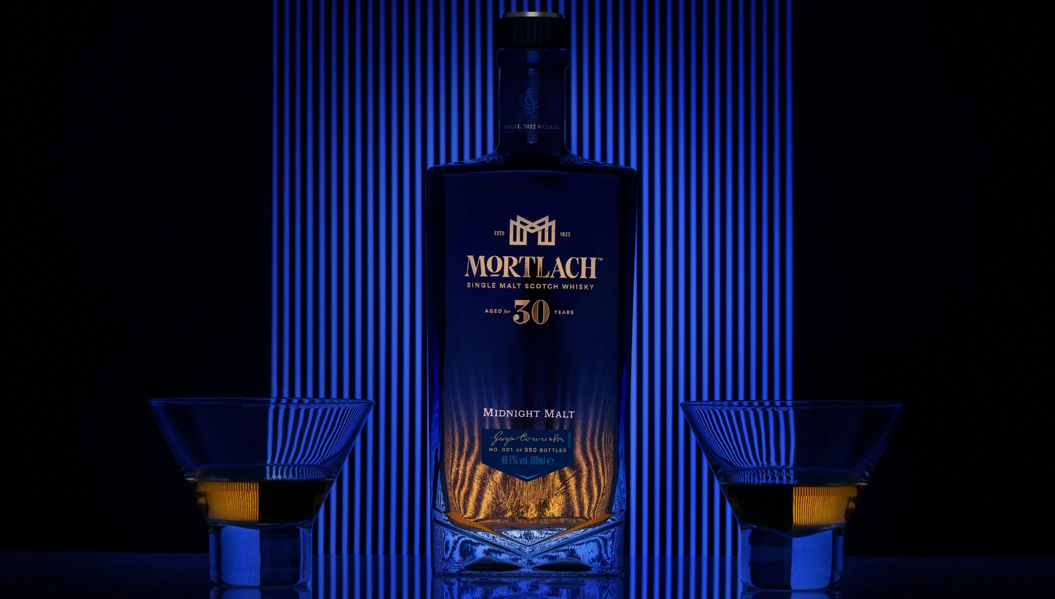 Midnight Malt: 30-Year-Old Single Malt Scotch Whisky Lifestyle shot van de fles tussen twee sierlijke glazen