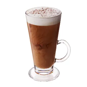 Ein Irish Coffee-Cocktail in einem hitzebeständigen Becher mit Schlagsahne als Garnitur.