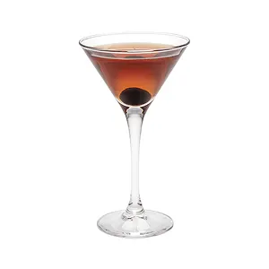 Ein brauner Cocktail in einem Martini-Glas