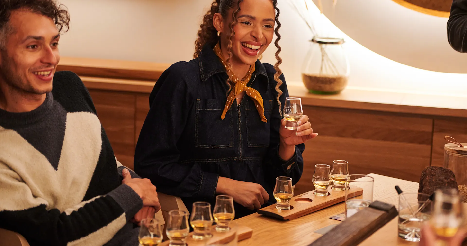 Zwei Freunde sitzen an einem Tisch und genießen eine Whisky-Verkostung in der Oban-Brennerei