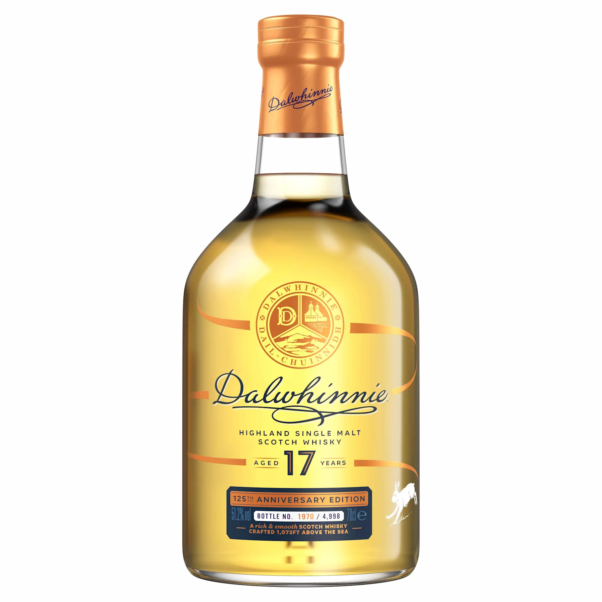 De voorkant van de Dalwhinnie 17 Year Old - 125th Anniversary Edition. De klassieke peervorm van Dalwhinnie. Gouden en donkerblauwe accenten met een groot Dalwhinnie Logo.