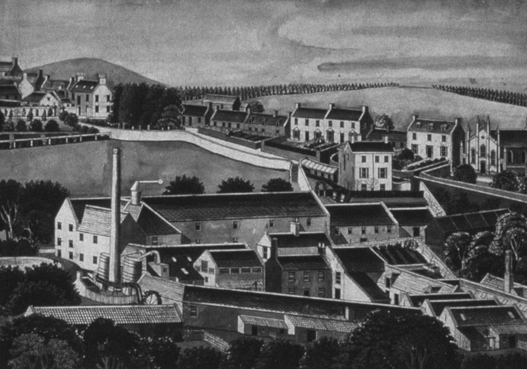 Een zwart-wit tekening van een stad, met veel gebouwen, water, een berg en bomen.