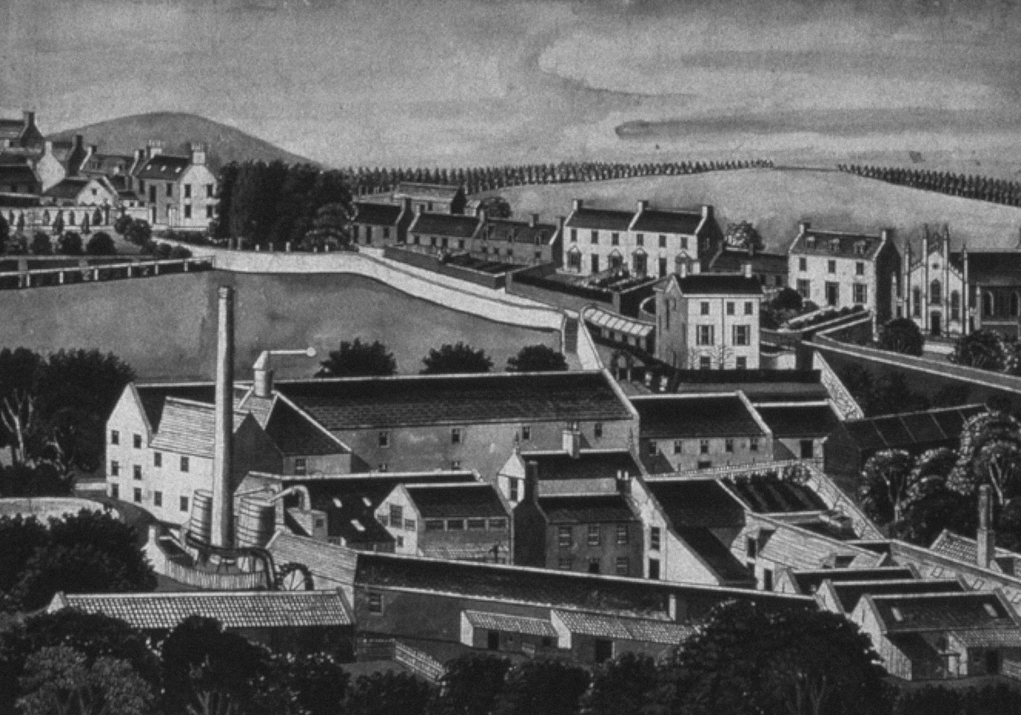 Een zwart-wit tekening van een stad, met veel gebouwen, water, een berg en bomen.