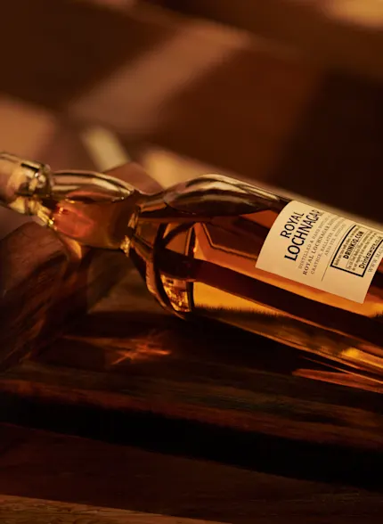 一瓶皇家 Lochnagar 威士卡仰躺在地上