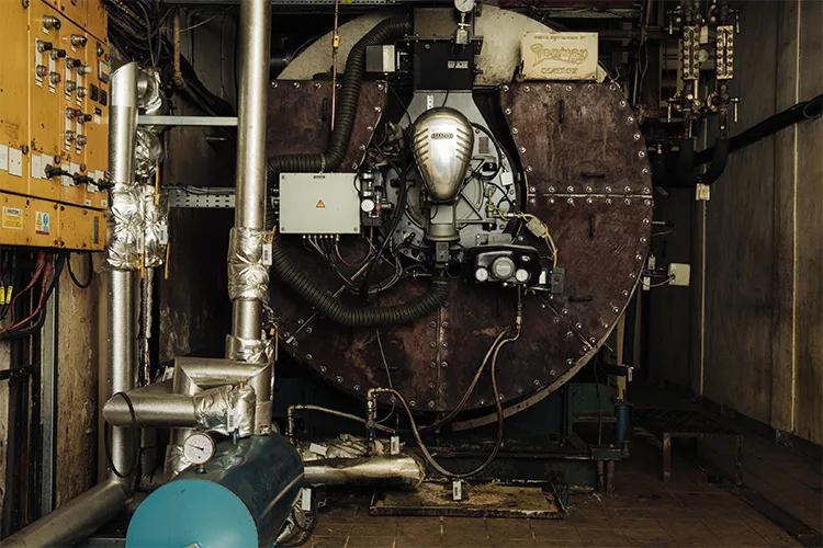 Vorderansicht des Kesselraums der Brennerei in Oban.