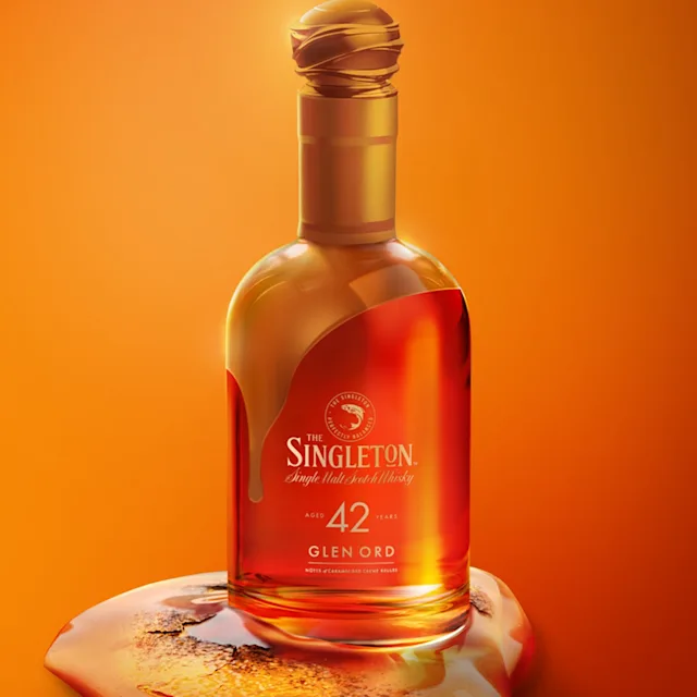 Singleton 42-Year-Old Glen Ord fles met gekarameliseerd crème brûlée geïnspireerd ontwerp op een oranje achtergrond.