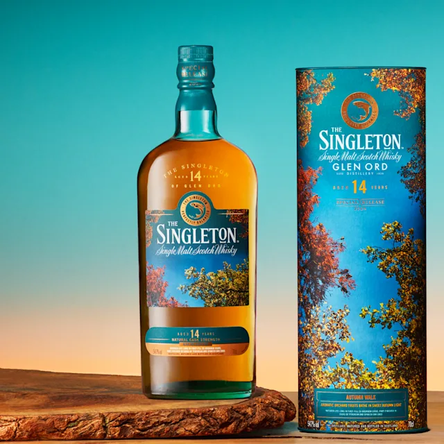 De fles Singleton of Glen Ord Autumn Walk tussen twee tumblers, overgoten met ijs