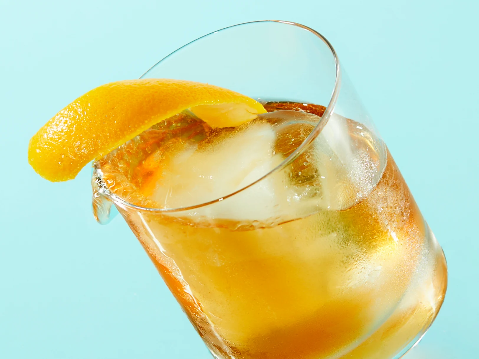 Een romige cocktail in een coupeglas