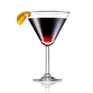 Ein schwarzer Manhattan-Cocktail mit einer Zitronenschale als Garnierung
