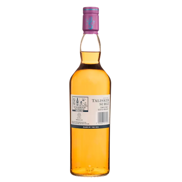 De achterkant van een fles Talisker Surge single malt Scotch whisky