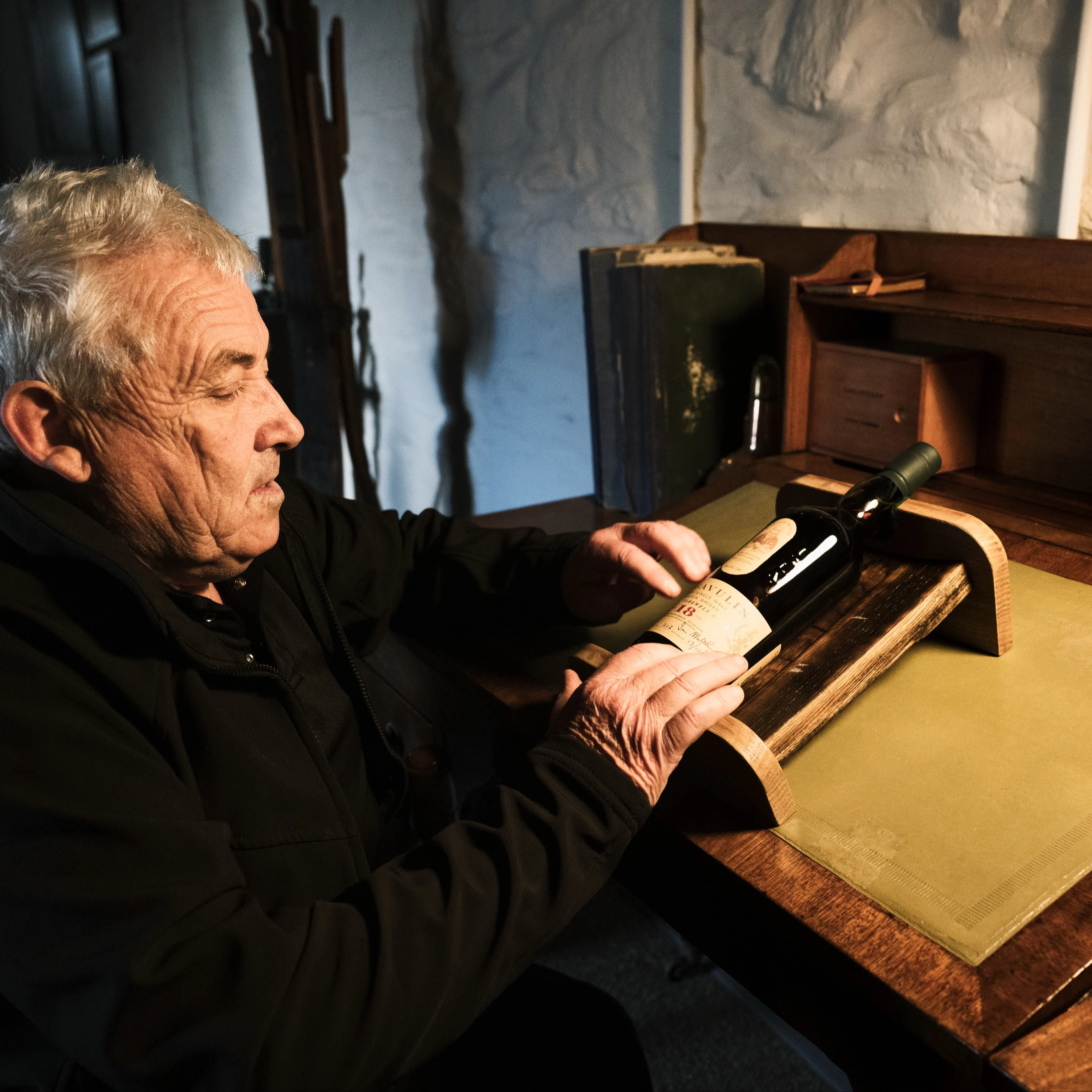 Iain McArthur preparing Lagavulin’s Farewell Dram limited edition whisky