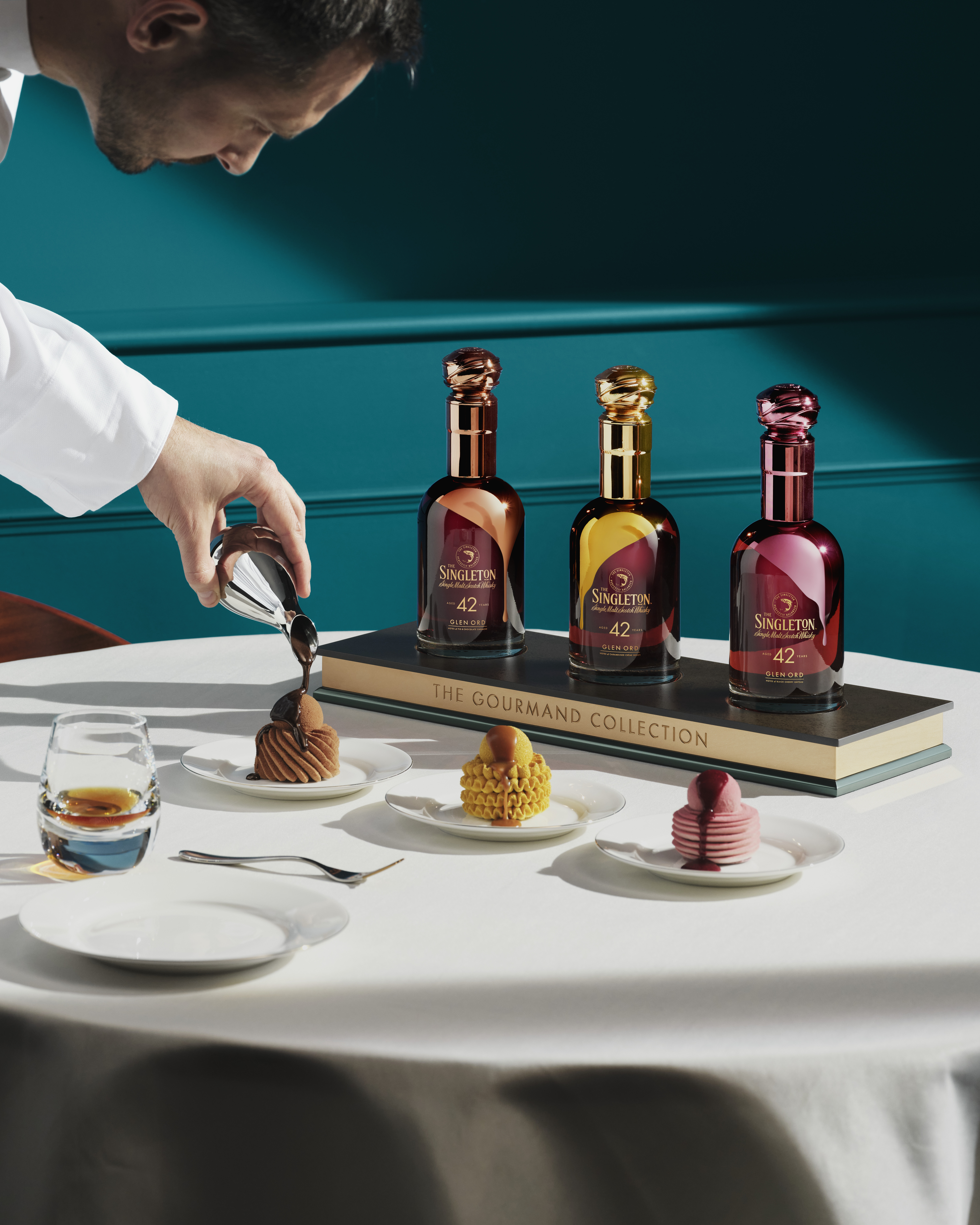 Nicolas Rouzaud giet saus op zijn Gourmand Collection-taarten 