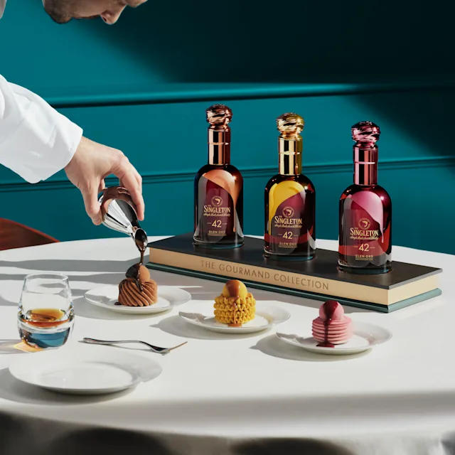 Nicolas Rouzaud giet saus op zijn Gourmand Collection-taarten