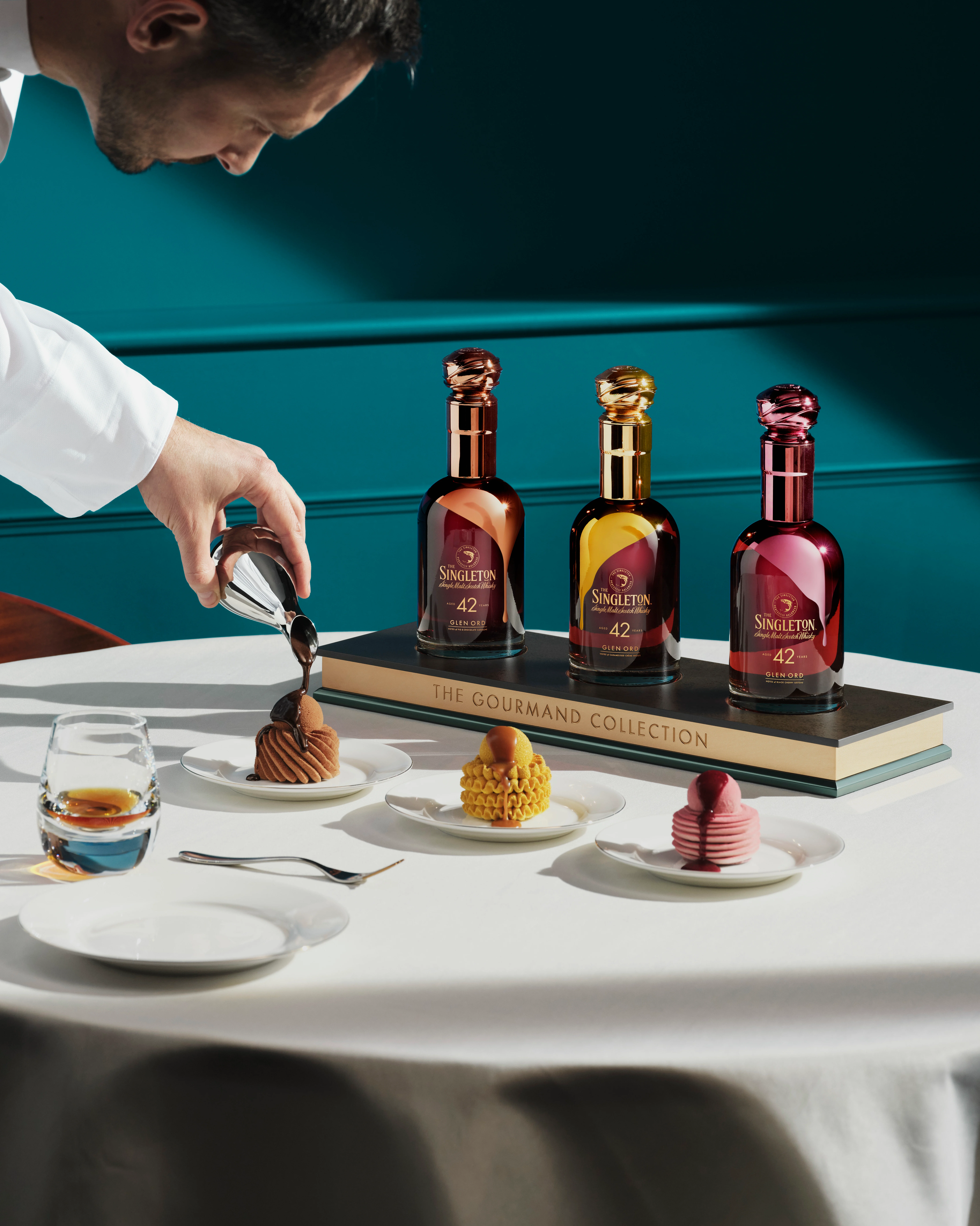 Nicolas Rouzaud giet saus op zijn Gourmand Collection-taarten