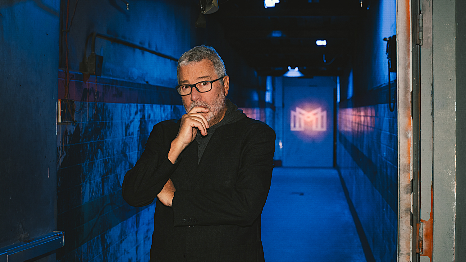 Mehr erfahren Starck L’Evolution full body pose infornt of the Mortlach logo