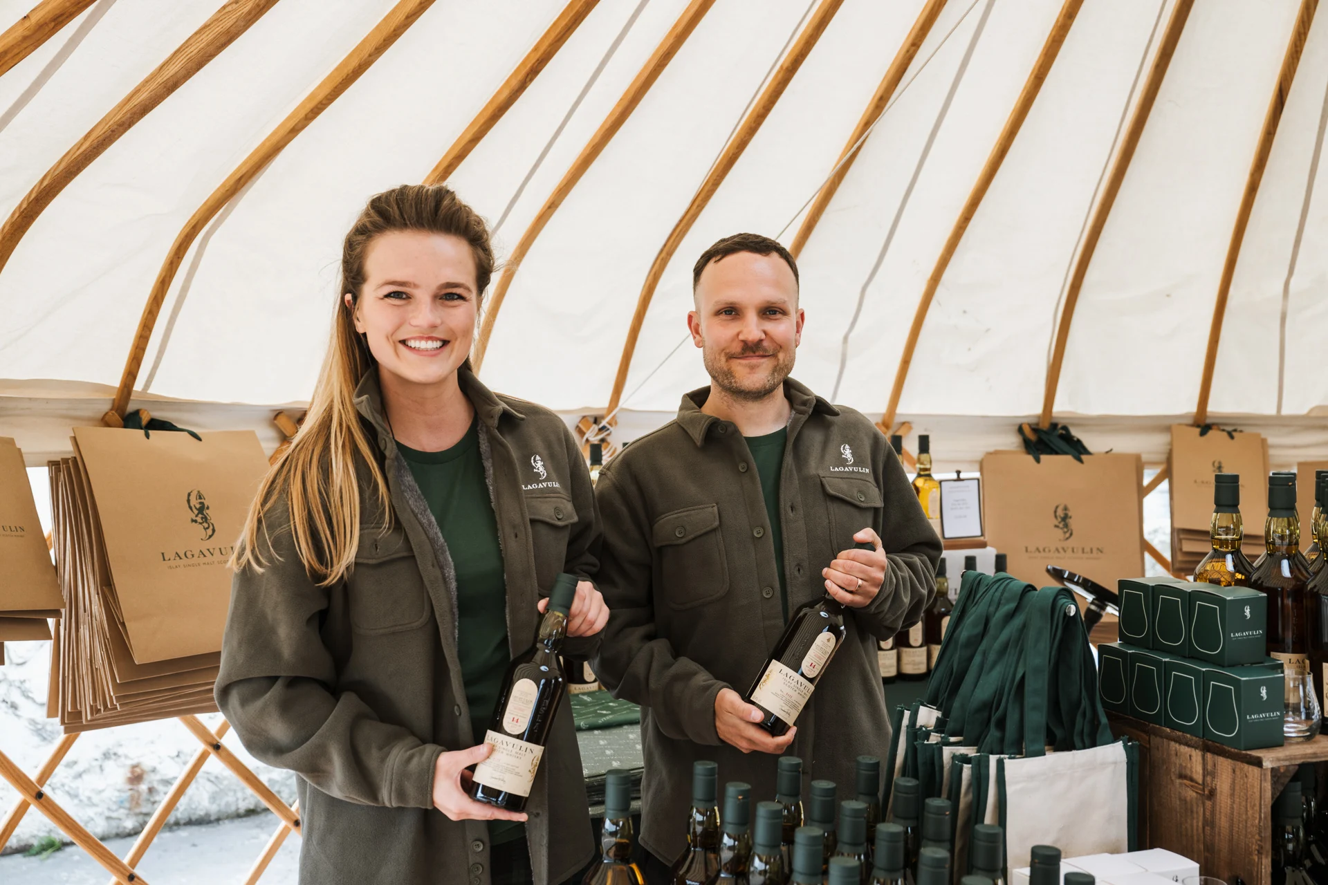 Zwei Lagavulin-Mitarbeiter präsentieren den Lagavulin 16 im Lagavulin-Geschenkladen.
