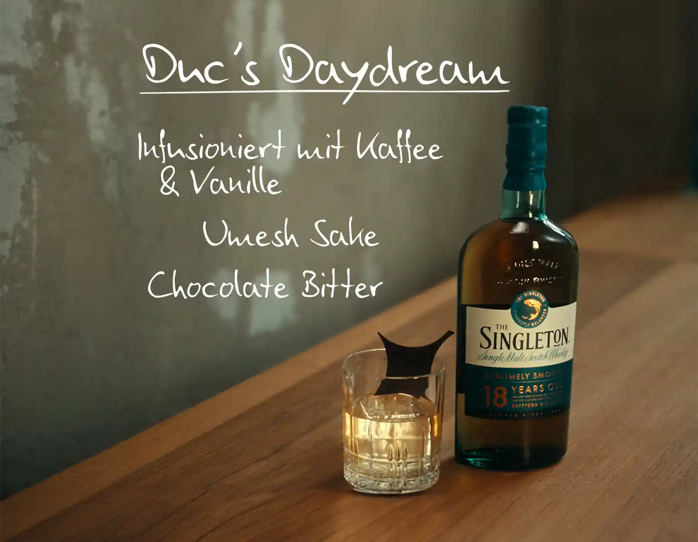 Eine Flasche 15 Jahre alter Singleton steht neben einem Duc's Daydream-Cocktail, bei dem die Zutaten in weißer Schrift überlagert sind.