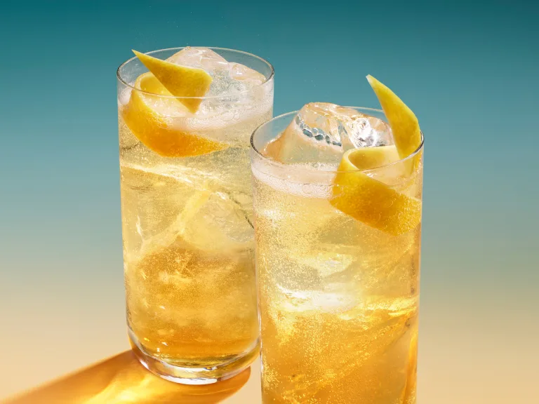 Twee whisky highball cocktails
