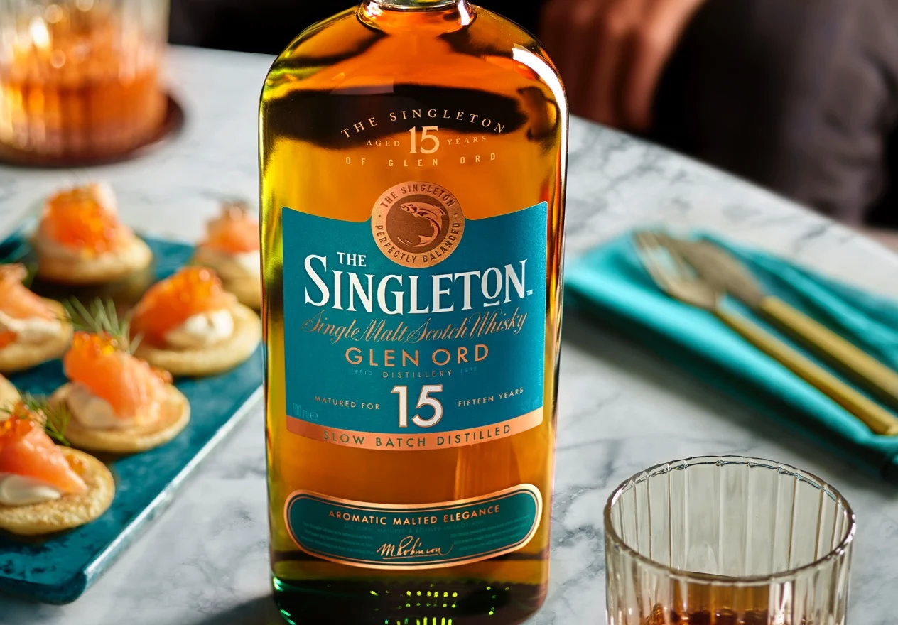 一瓶 Singleton Glen Ord 15 年酒靜靜地擺在桌子上，旁邊有一盤開胃小菜。