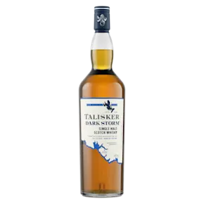 De voorkant van een fles Talisker Dark Storm single malt Scotch whisky