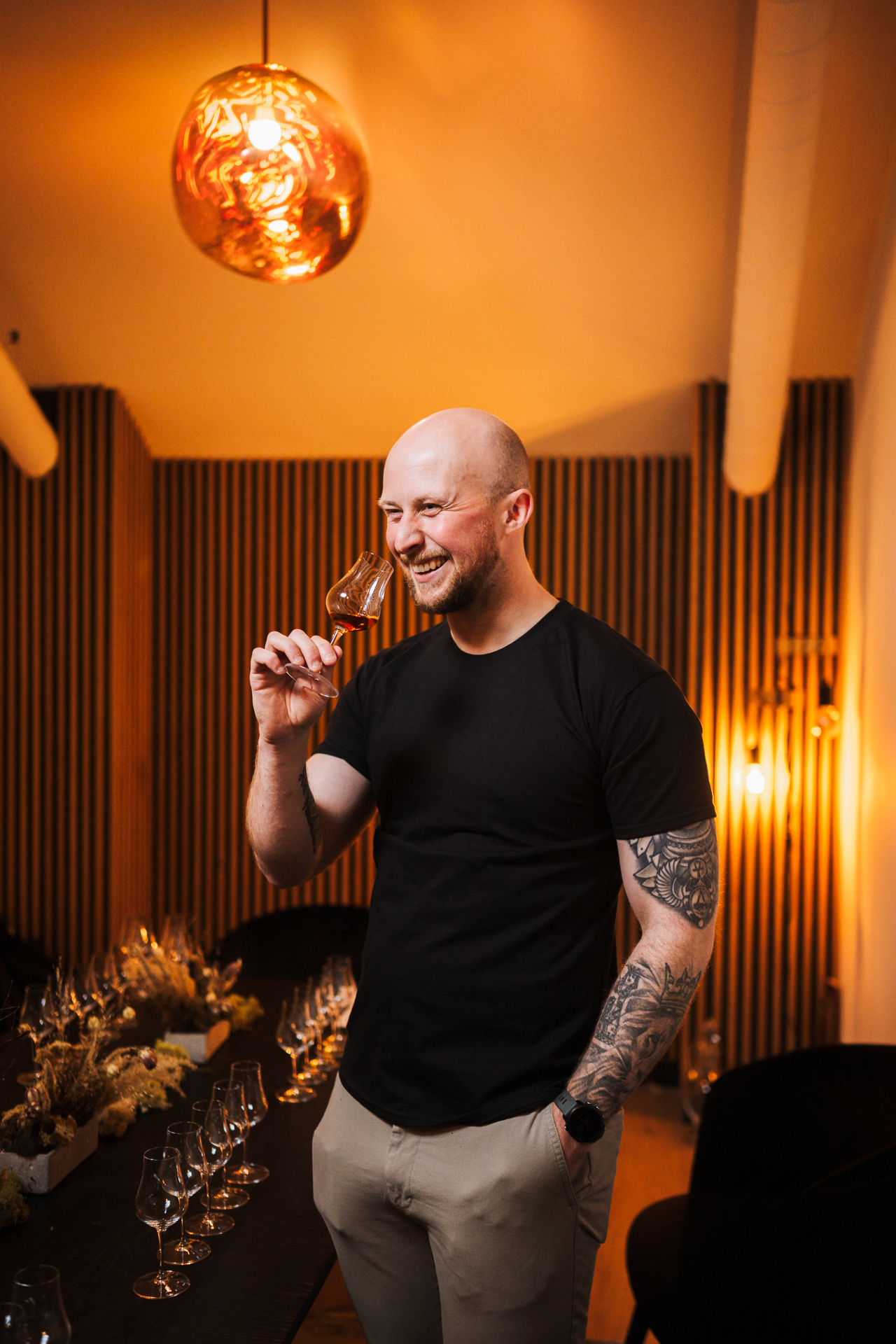 Ein Mann probiert Whiskey aus einem kleinen Glas bei Fèis Ìle