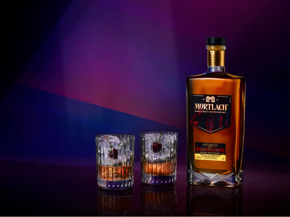 Mortlach Midnight Dusk Flasche neben zwei Bechern auf Eis serviert 