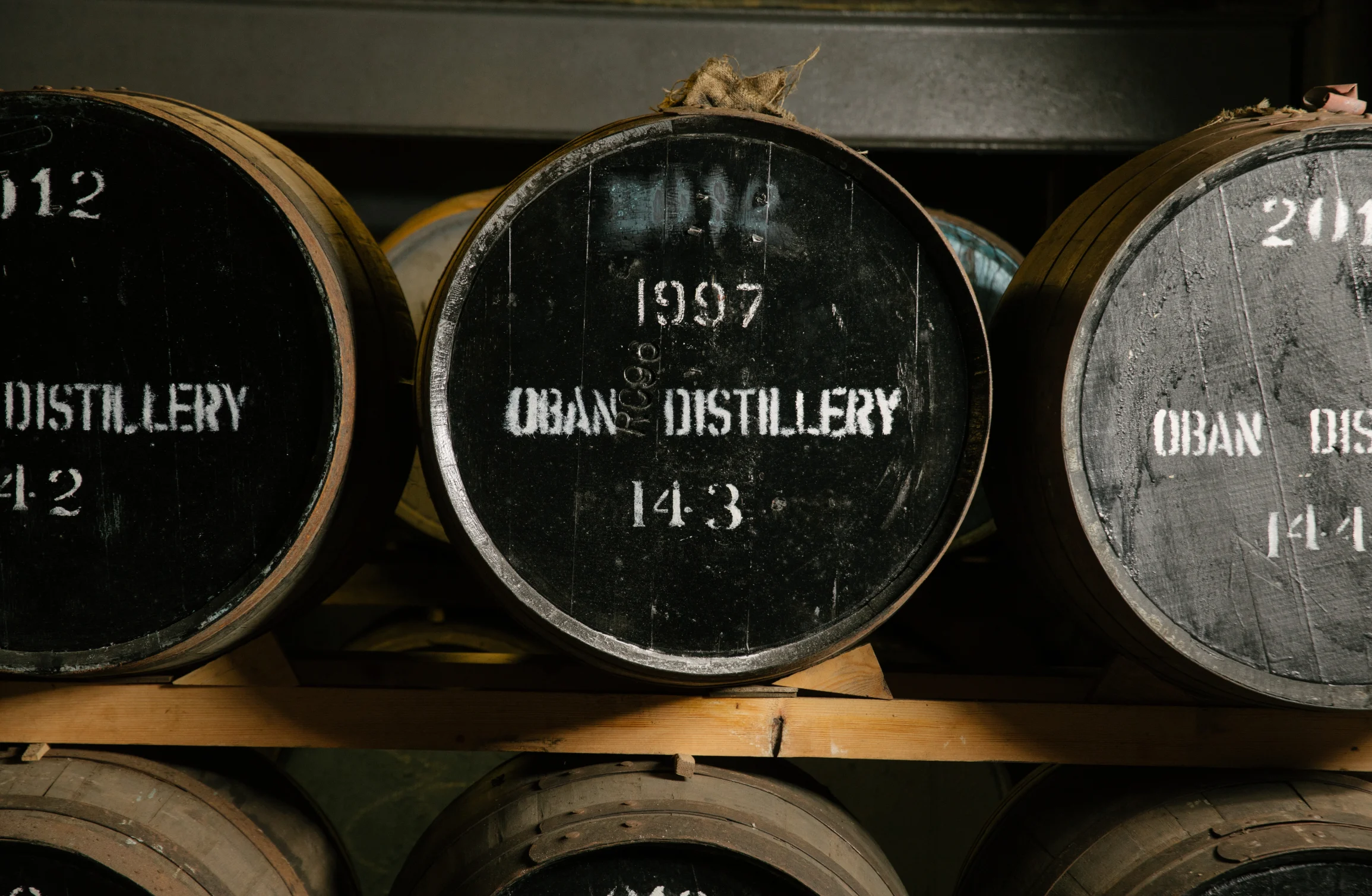 Oban-Holzfässer mit weißer Aufschrift "1997".