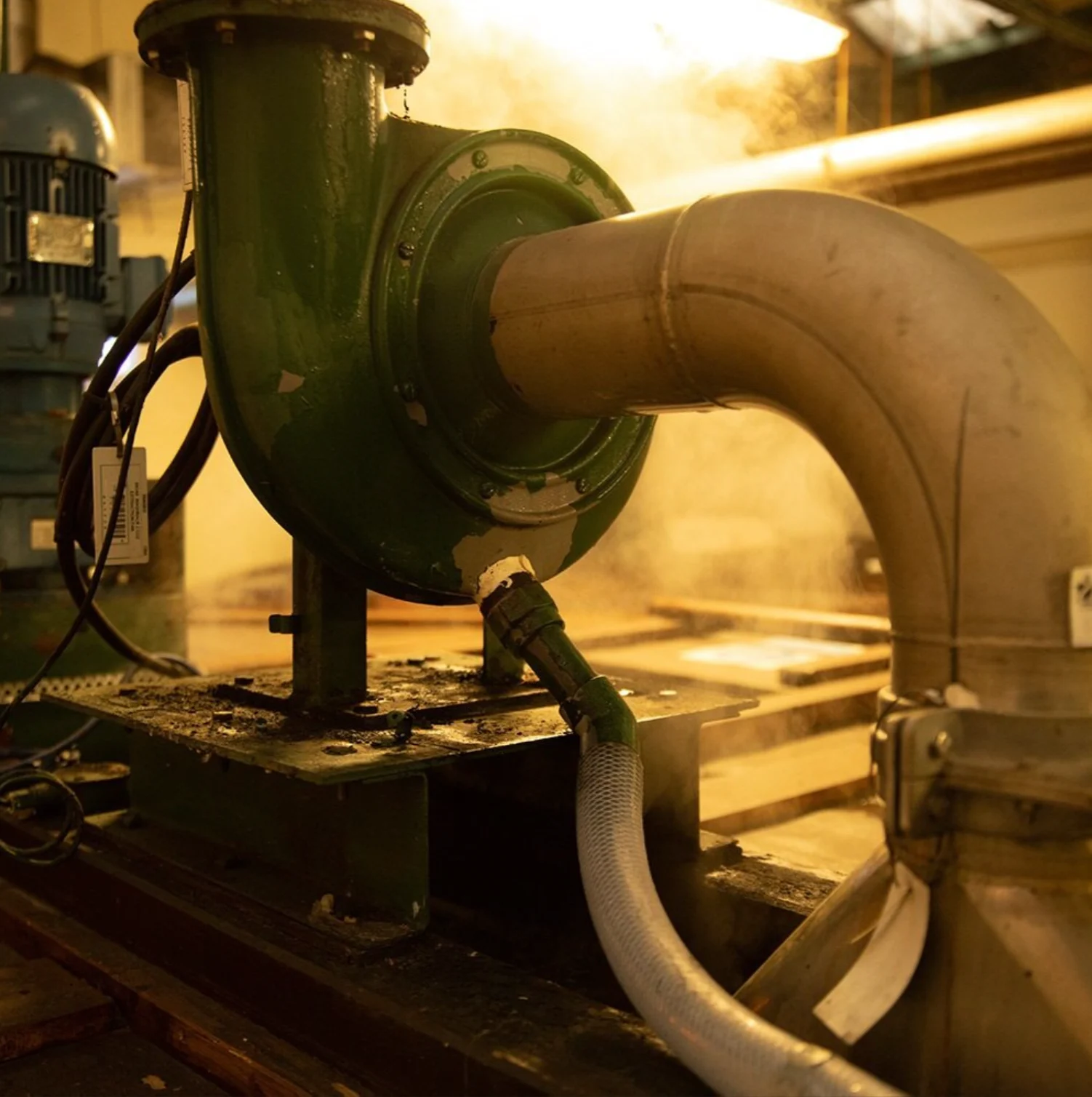 Eine Nahaufnahme der Metallmaschinen von Oban mit Dampf im Hintergrund.